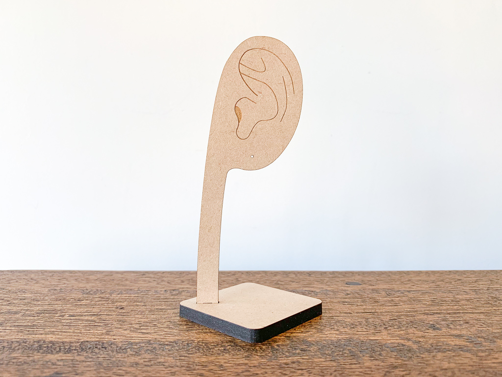 耳の形のピアススタンド
