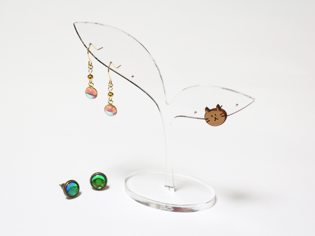 双葉のアクリルピアススタンド